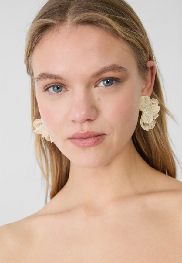 Stradivarius Textured flower fan earrings  Ecru OS - Image 3