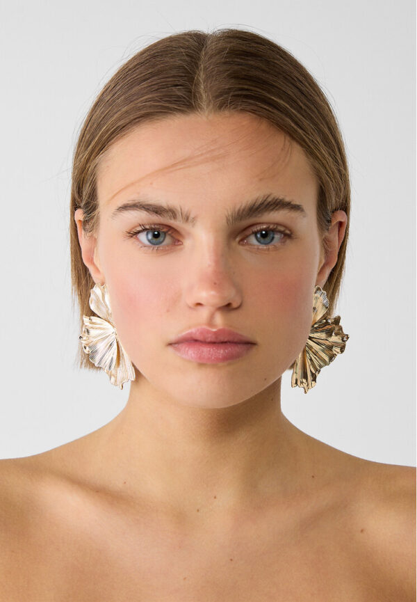 Stradivarius Maxi flower textured earrings  Gold OS - Image 3