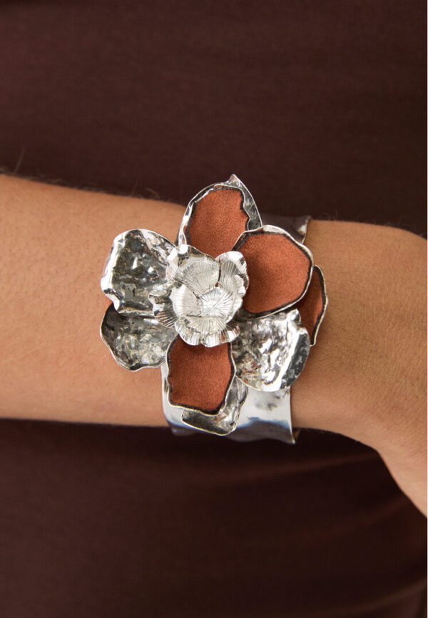 Stradivarius Maxi arm cuff with contrast flower  Grey OS - Image 3