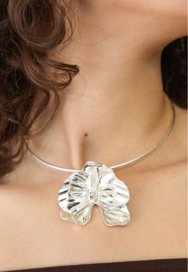 Stradivarius Rigid flower necklace  Grey OS - Image 3