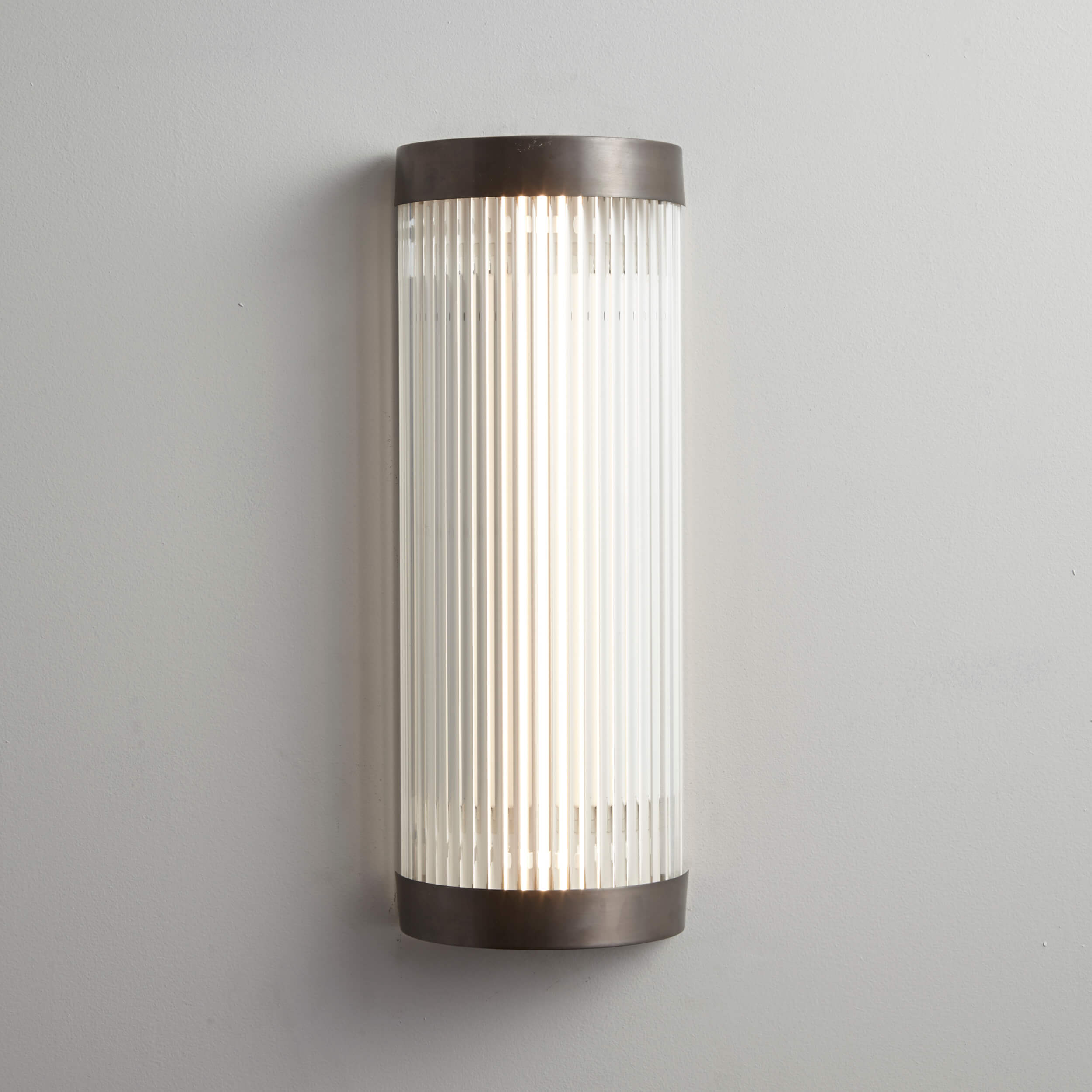 Davey Lighting Pillar LED wall light, 40/15cm, Weathered Brass