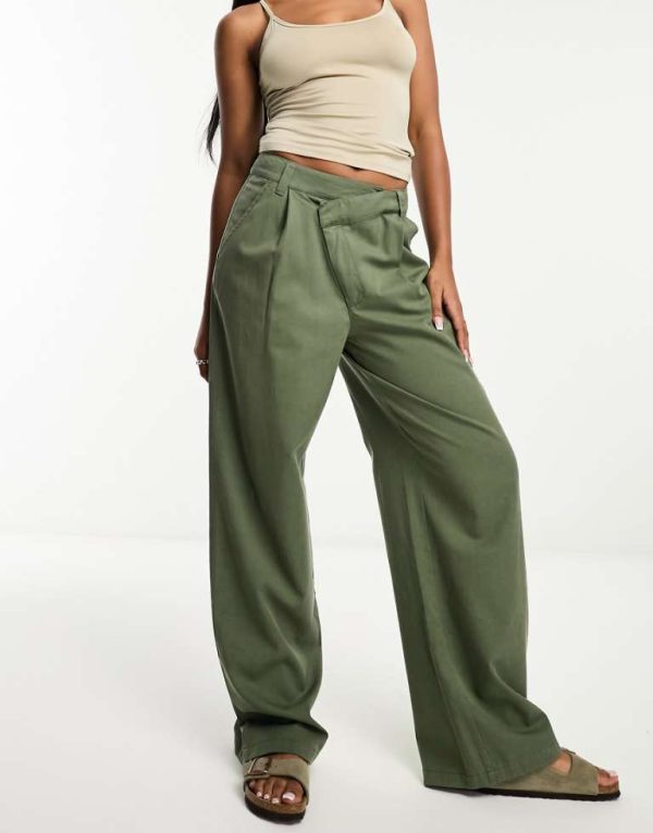 ASOS DESIGN Womens dad trousers with asymmetric waist in khaki-Green - Size 4 UK